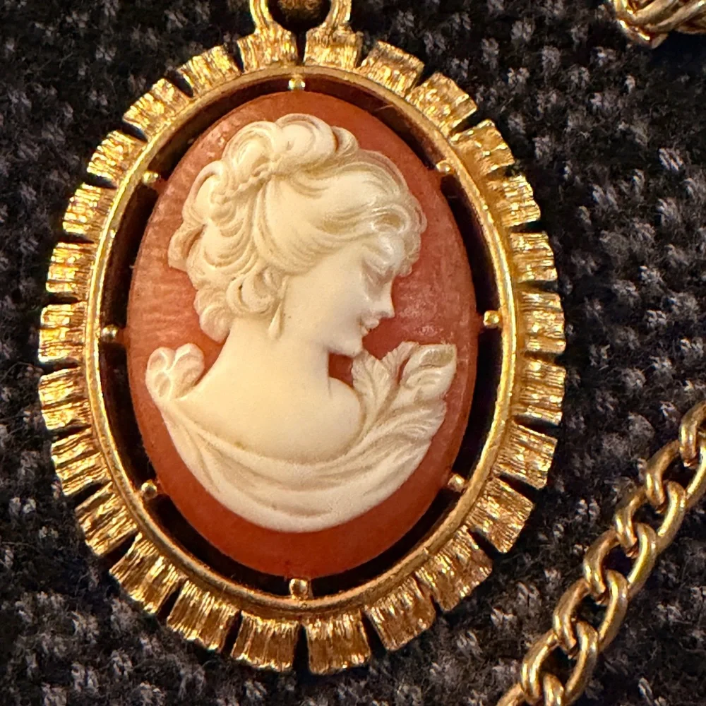 🌹VTG Gold Victorian Cameo Pendant Necklace Heirloom Double-Sided Royal Crest - Picture 9 of 9